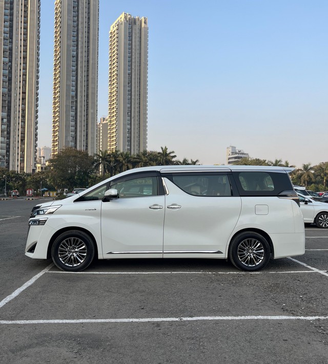 Second-hand 2023 Toyota Vellfire VIP Executive Lounge for sale in Mumbai-3
