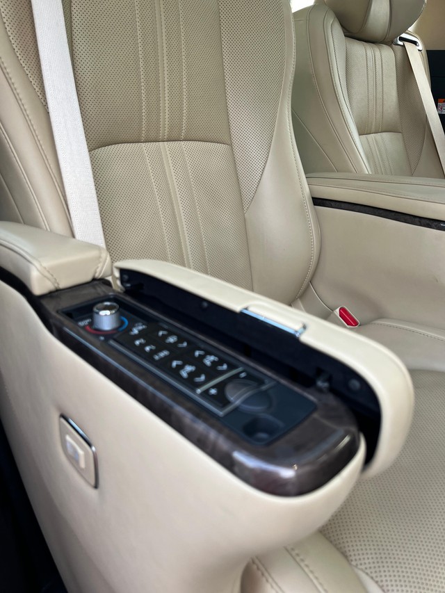 Second-hand 2023 Toyota Vellfire VIP Executive Lounge for sale in Mumbai-28