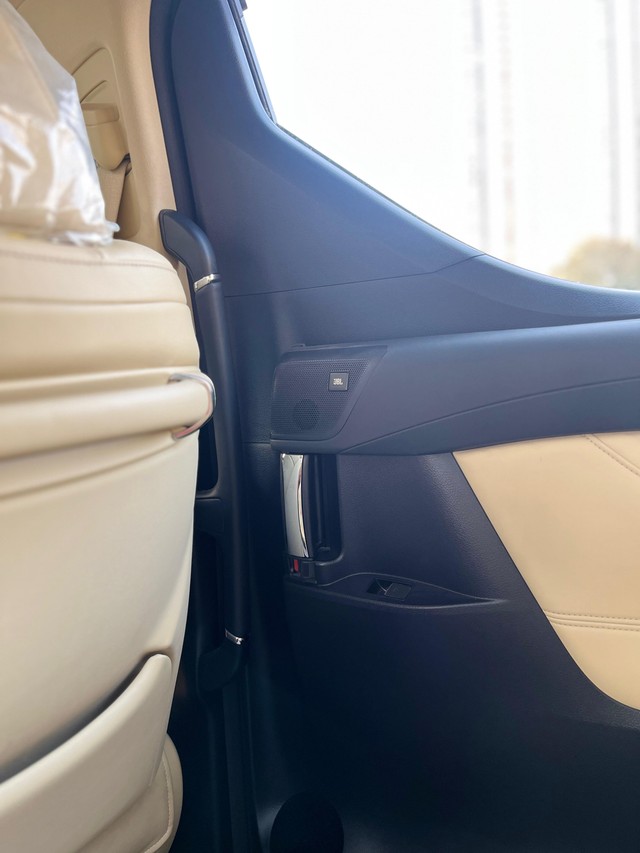 Second-hand 2023 Toyota Vellfire VIP Executive Lounge for sale in Mumbai-17