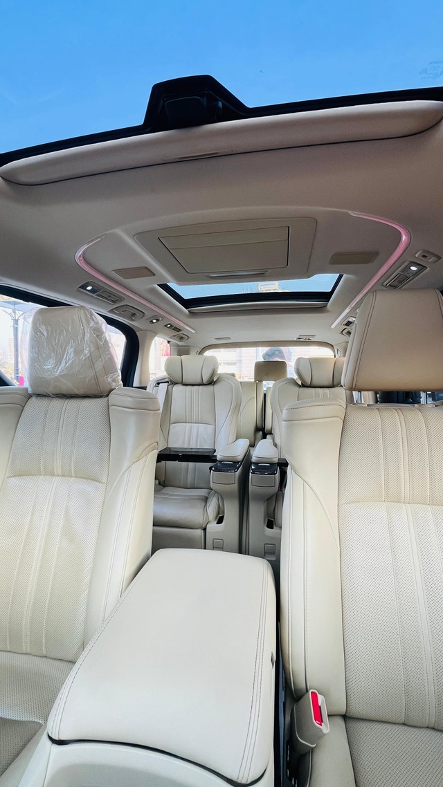 Second-hand 2023 Toyota Vellfire VIP Executive Lounge for sale in Mumbai-22