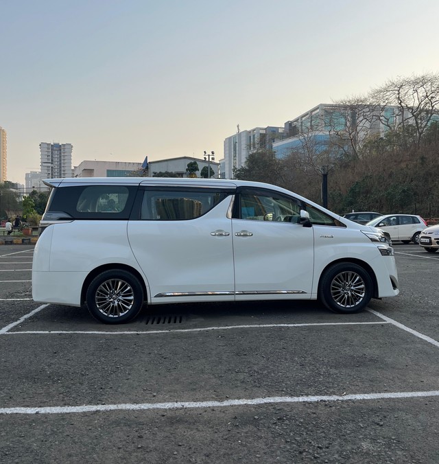 Second-hand 2023 Toyota Vellfire VIP Executive Lounge for sale in Mumbai-1
