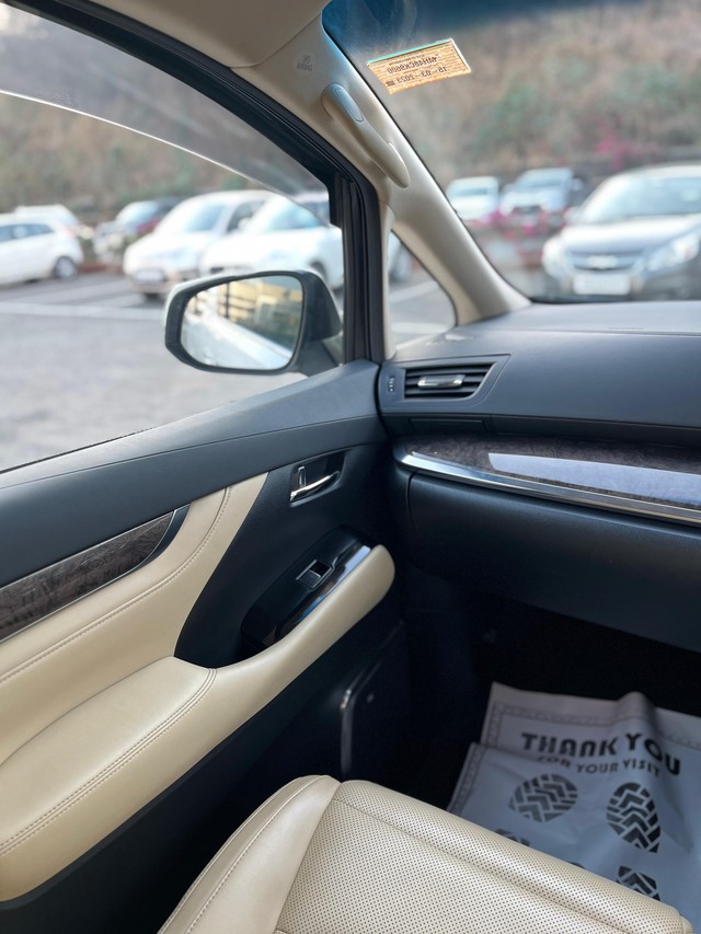 Second-hand 2023 Toyota Vellfire VIP Executive Lounge for sale in Mumbai-24