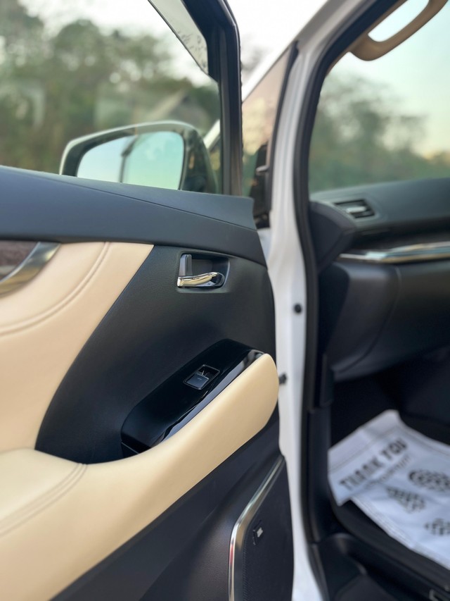 Second-hand 2023 Toyota Vellfire VIP Executive Lounge for sale in Mumbai-54