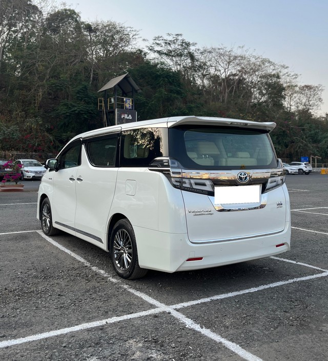 Second-hand 2023 Toyota Vellfire VIP Executive Lounge for sale in Mumbai-55