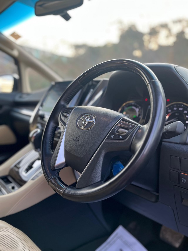 Second-hand 2023 Toyota Vellfire VIP Executive Lounge for sale in Mumbai-32