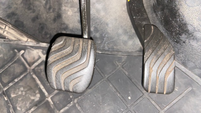 Second-hand 2017 Renault KWID 1.0 AMT RXT for sale in Surat-24