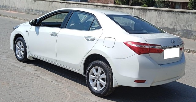 Second-hand 2016 Toyota Corolla Altis G AT for sale in Ahmedabad-3