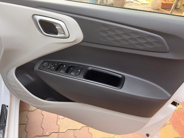 Second-hand 2023 Hyundai Aura SX CNG for sale in Thane-19