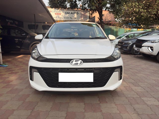Second-hand 2023 Hyundai Aura SX CNG for sale in Thane-5