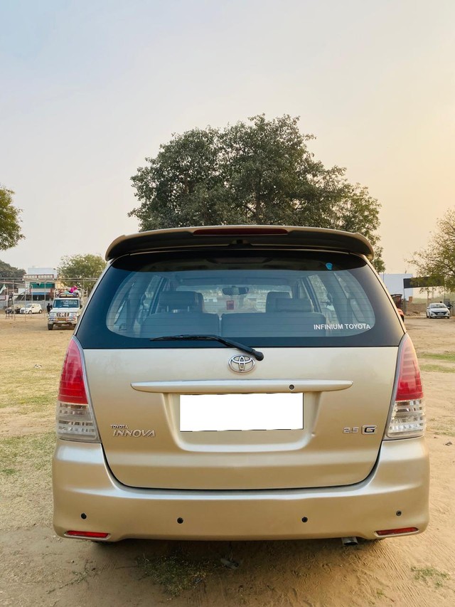 Second-hand 2010 Toyota Innova 2.5 E for sale in Ahmedabad-2
