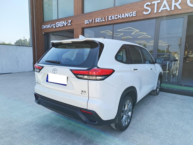 Second-hand 2025 Toyota Innova Hycross ZX(O) Hybrid for sale in Ludhiana-3