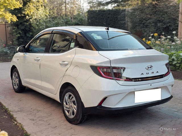 Second-hand 2022 Hyundai Aura S CNG for sale in New Delhi-4
