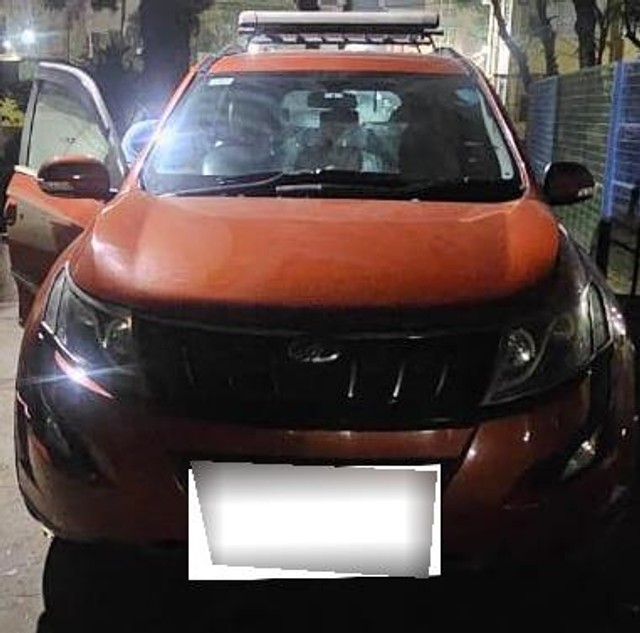 Second-hand 2018 Mahindra XUV500 R W10 FWD for sale in Kolkata-3