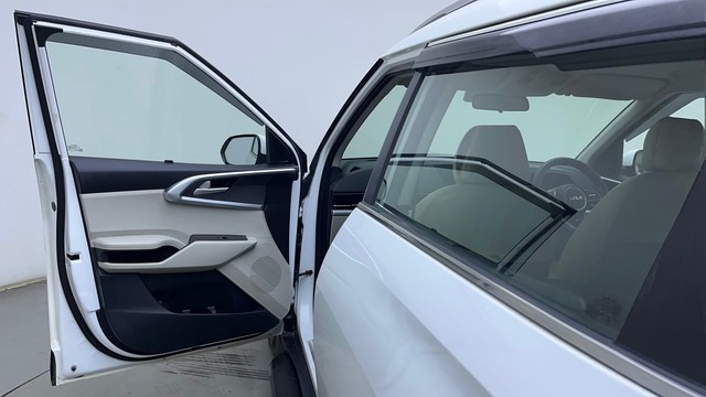 Second-hand 2022 Kia Carens Prestige Plus Diesel for sale in Hyderabad-34