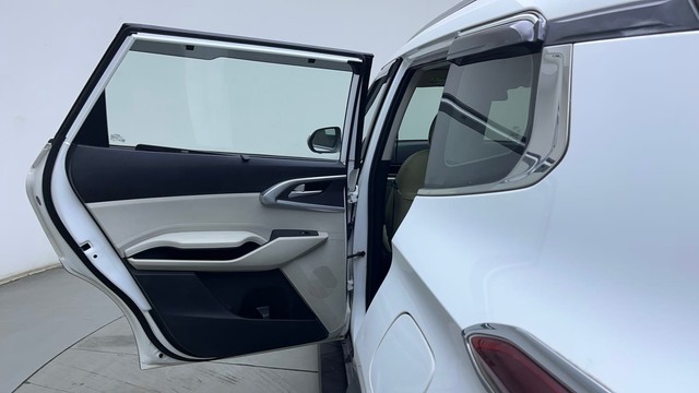 Second-hand 2022 Kia Carens Prestige Plus Diesel for sale in Hyderabad-27