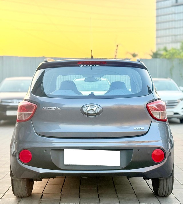 Second-hand 2018 Hyundai Grand i10 1.2 CRDi Sportz Option for sale in Surat-1