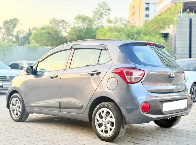 Second-hand 2018 Hyundai Grand i10 1.2 CRDi Sportz Option for sale in Surat-2