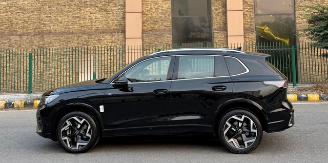 Volkswagen Tiguan R Line 2.0L TSI Second-hand 2025 Volkswagen Tiguan R Line 2.0L TSI for sale in New Delhi-3