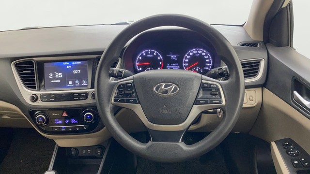Hyundai Verna 1.6 SX VTVT Second-hand 2017 Hyundai Verna 1.6 SX VTVT for sale in Ahmedabad-12