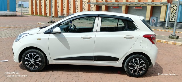 Second-hand 2015 Hyundai Grand i10 CRDi Magna for sale in Kolkata-3