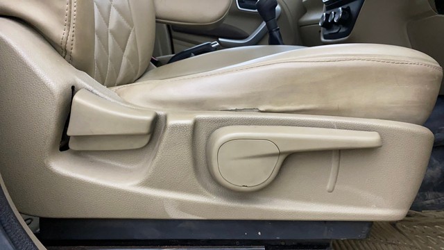 Second-hand 2016 Mahindra TUV 300 T8 for sale in Thane-3