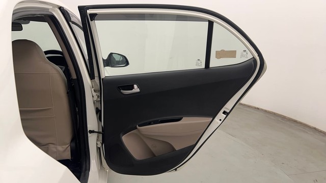 Second-hand 2017 Hyundai Xcent Petrol for sale in Chandigarh-23