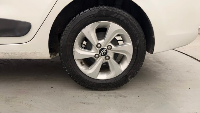 Second-hand 2017 Hyundai Xcent Petrol for sale in Chandigarh-19