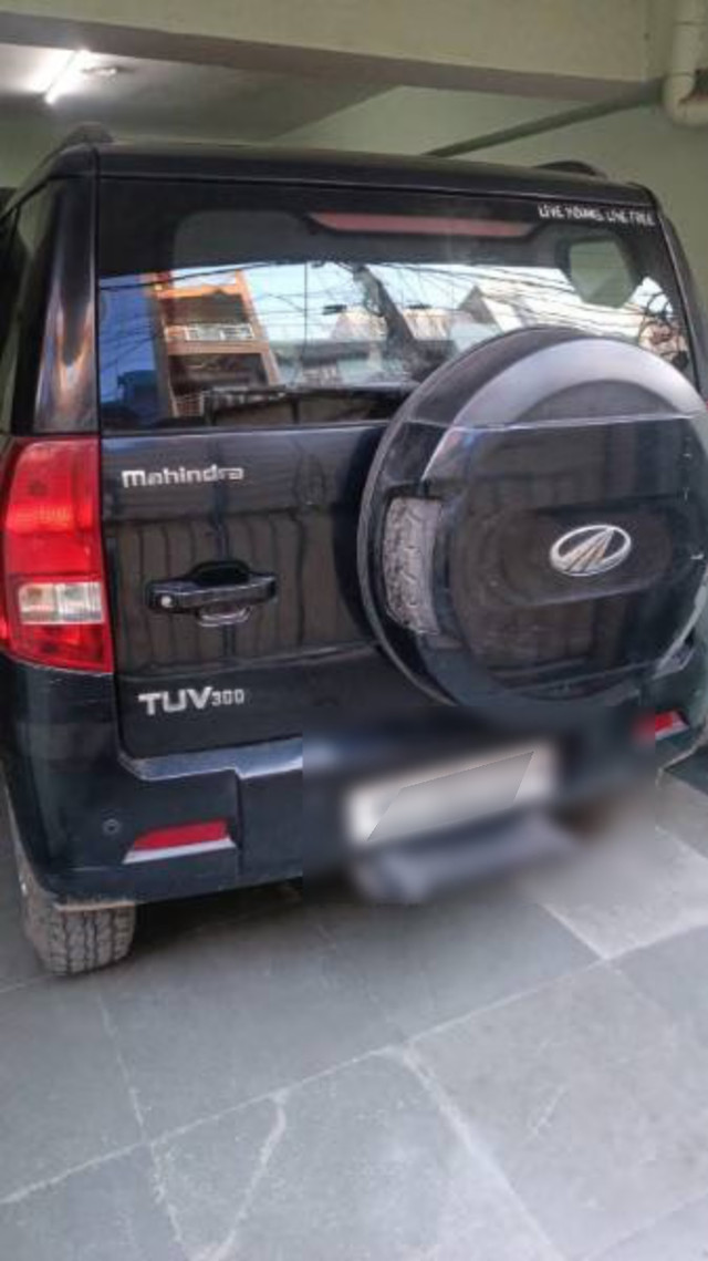 Second-hand 2017 Mahindra TUV 300 mHAWK100 T8 AMT for sale in Noida-9