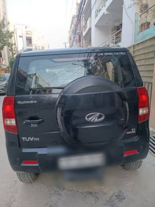 Second-hand 2017 Mahindra TUV 300 mHAWK100 T8 AMT for sale in Noida-10