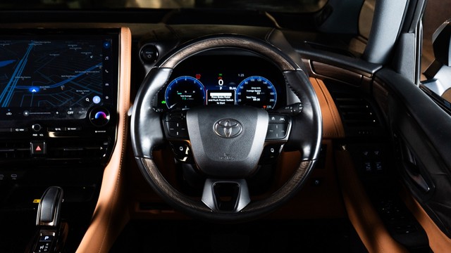 Second-hand 2025 Toyota Vellfire VIP Executive Lounge for sale in New Delhi-13