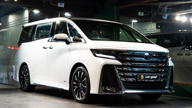 Second-hand 2025 Toyota Vellfire VIP Executive Lounge for sale in New Delhi-3