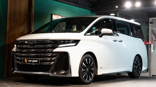 Second-hand 2025 Toyota Vellfire VIP Executive Lounge for sale in New Delhi-1