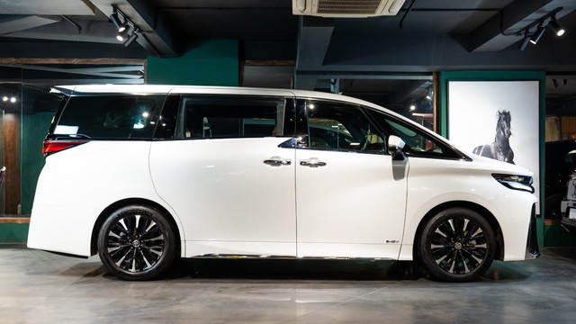 Second-hand 2025 Toyota Vellfire VIP Executive Lounge for sale in New Delhi-2