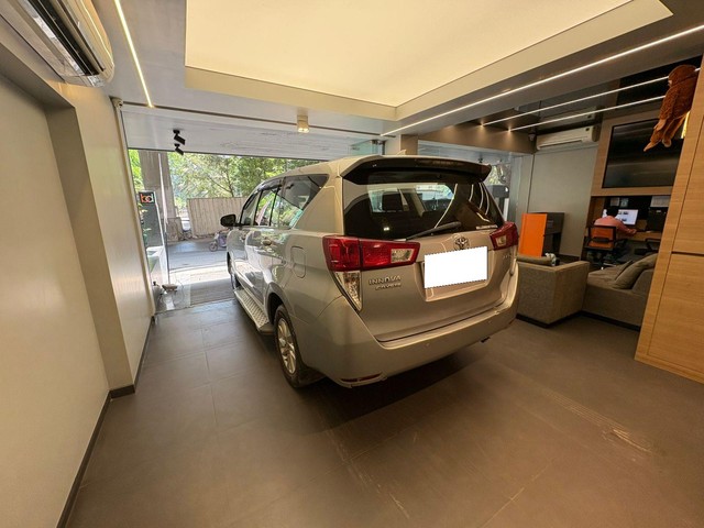 Second-hand 2016 Toyota Innova Crysta 2.4 GX MT BSIV for sale in Mumbai-4