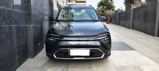 Second-hand 2023 Kia Carens Premium iMT for sale in New Delhi-4