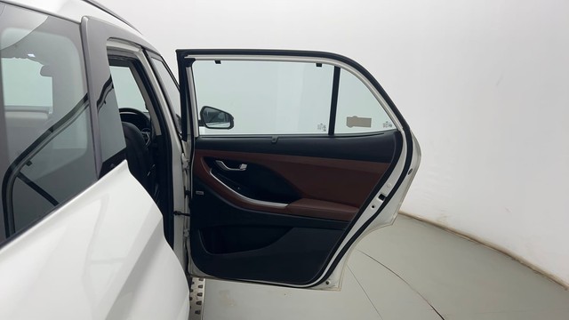 Second-hand 2022 Hyundai Alcazar Signature 6Str Diesel AT for sale in Kolkata-25