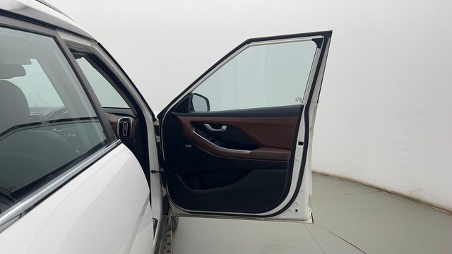 Second-hand 2022 Hyundai Alcazar Signature 6Str Diesel AT for sale in Kolkata-16