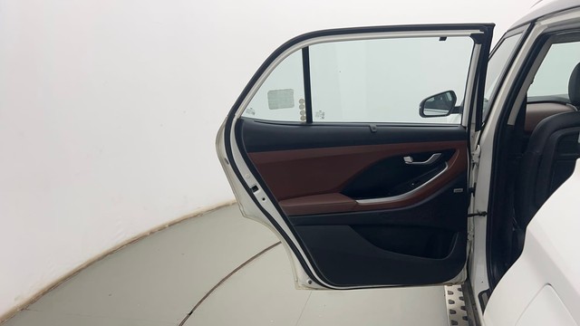 Second-hand 2022 Hyundai Alcazar Signature 6Str Diesel AT for sale in Kolkata-30