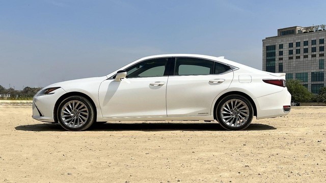 Second-hand 2019 Lexus ES 300h for sale in New Delhi-3