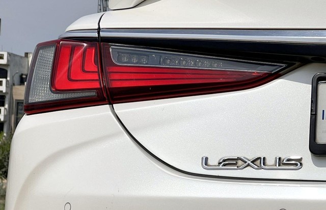 Second-hand 2019 Lexus ES 300h for sale in New Delhi-6