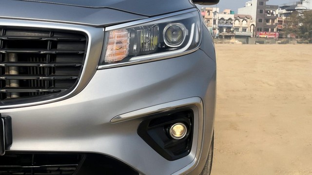 Second-hand 2021 Kia Carnival Premium for sale in New Delhi-43