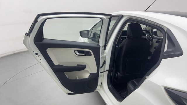 Second-hand 2022 Tata Altroz XZ Turbo for sale in New Delhi-27