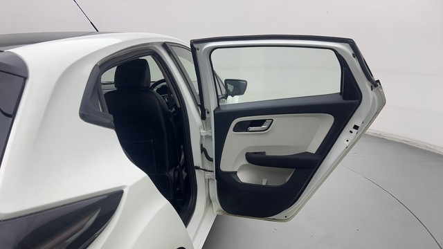 Second-hand 2022 Tata Altroz XZ Turbo for sale in New Delhi-39