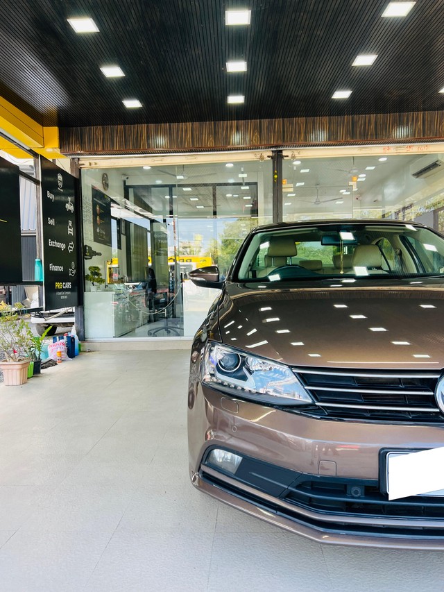 Second-hand 2015 Volkswagen Jetta 2.0L TDI Highline AT for sale in Nagpur-5