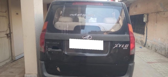 Second-hand 2010 Mahindra Xylo D2 for sale in Ahmedabad-1