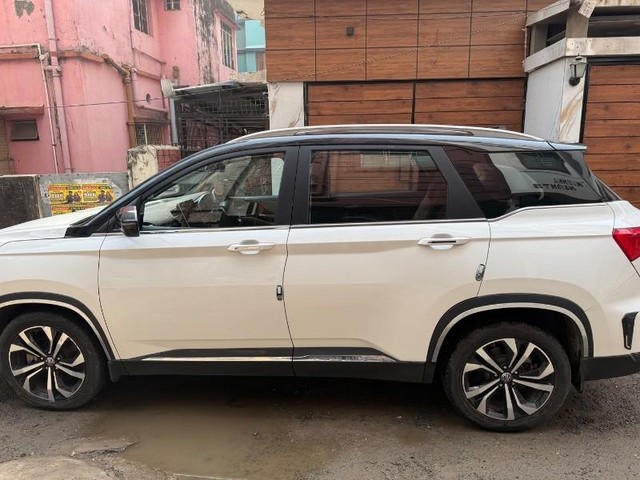 Second-hand 2023 MG Hector Plus Savvy Pro CVT 7 Str 2023-2025 for sale in North 24 Parganas-2