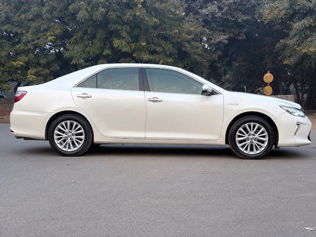 Second-hand 2017 Toyota Camry Hybrid for sale in New Delhi-1