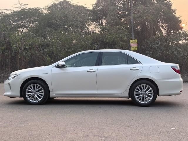 Second-hand 2017 Toyota Camry Hybrid for sale in New Delhi-3