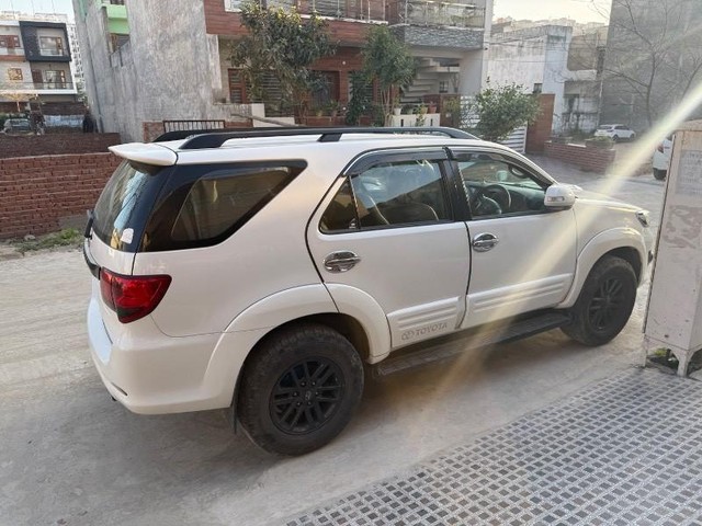 Second-hand 2015 Toyota Fortuner 4x2 Manual for sale in Kharar-10