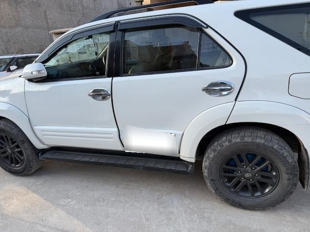 Second-hand 2015 Toyota Fortuner 4x2 Manual for sale in Kharar-8